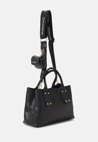 Svart läderhandväska med guldfärgad hårdvara, två topphandtag och en avtagbar axelrem. Har accentpatchar och "Valentino"-logotyp.