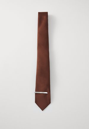 Corbata de seda marrón con una textura suave y punta afilada, que presenta un clip de corbata plateado con un diseño lineal para añadir detalle.