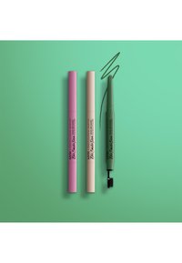 Trois marqueurs pour sourcils disposés horizontalement : un cylindre rose, un cylindre beige et un stylo vert avec une pointe en pinceau. Sur fond menthe.