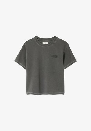 Camiseta de manga corta de color gris oscuro con cuello redondo y pequeño texto "American Vintage" en el pecho izquierdo, diseño sencillo con costuras visibles.