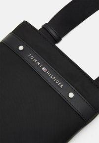 Tommy Hilfiger TH CENTRAL RPREVE MINI CROSSOVER - Torba čez telo - black