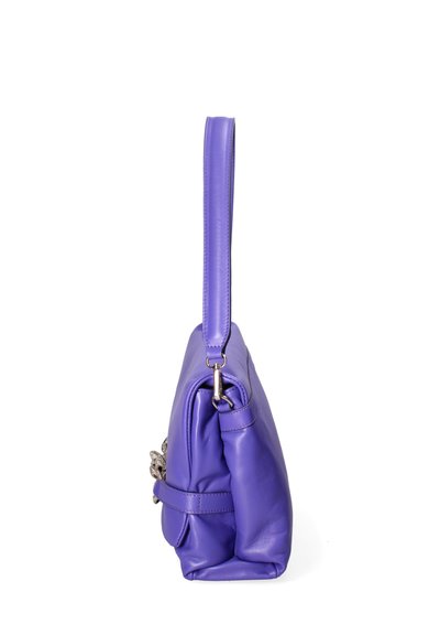 Sac à main en cuir violet, de forme plate, avec une bandoulière unique et une quincaillerie métallique décorative sur le côté. Texture lisse et design minimaliste.