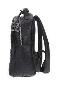 Zaino in finta pelle nera con lettering impresso, chiusura con zip argentata, lati testurizzati e spallacci regolabili; forma compatta con tasca frontale.