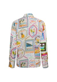 Langarmpol shirt met een kleurrijke ananas en een tropisch thema print, met hexagonale patronen op een lichte stoffen achtergrond.