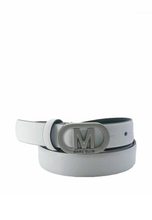 Cintura in pelle bianca con fibbia ovale argento con una grande "M" e la scritta "MARC ELLIS" nella parte inferiore della fibbia.