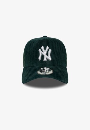 Dunkelgrüner Cordhut mit einem erhabenenn weißen New York Yankees-Logo auf der Vorderseite und einem verstellbaren Riemen, ausgestattet mit einem flachen Schirm.