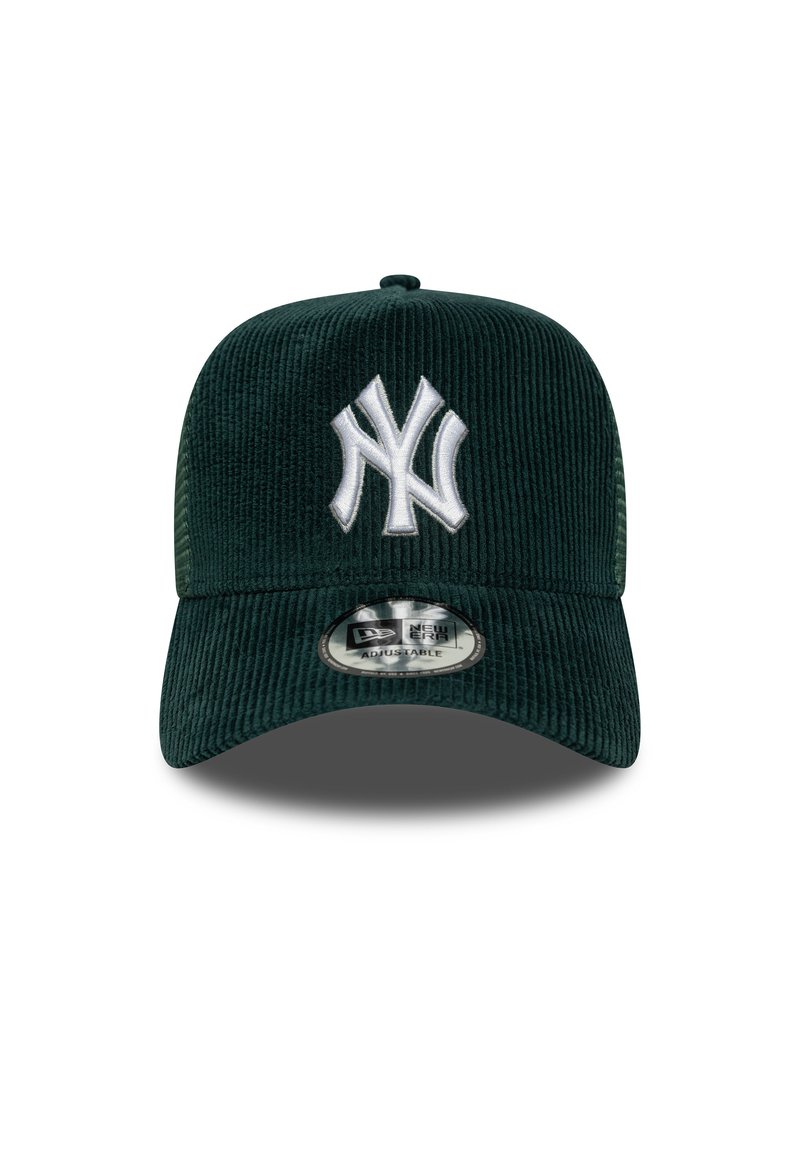 Dunkelgrüner Cordhut mit einem erhabenenn weißen New York Yankees-Logo auf der Vorderseite und einem verstellbaren Riemen, ausgestattet mit einem flachen Schirm.