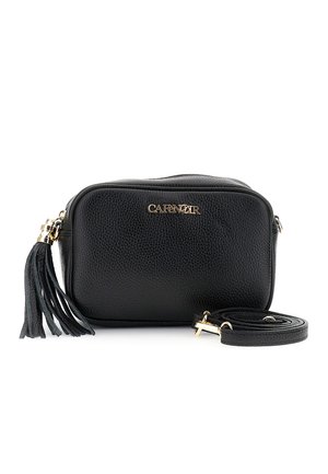 Borsa a tracolla in pelle nera texture con logo dorato, tracolla staccabile e nappina decorativa su sfondo bianco.