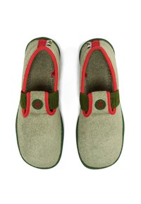 Zielone zamszowe klapki z czerwonymi i brązowymi akcentami, z przodem w formie paska z okrągłym emblematem oraz miękką teksturą w całej powierzchni.