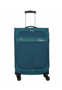 Maleta de tela color teal con un acabado suave, compartimento principal con doble cremallera, bolsillo frontal y cuatro ruedas negras para facilitar su movilidad.