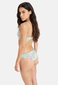Twee-delig bikini in een mintgroene kleur met roze bloemendesigns. De top heeft dunne banden en een sluiting aan de achterkant; de onderkant heeft een lage taille.