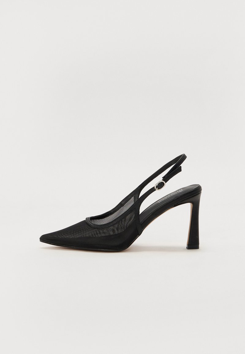 Mustmust tõusuga must slingback konts, terava ninaga, võrksisuga ja dekoratiivse rihmaga. Omab kõrget stilettokontsa ja sileda punast.