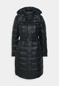 Svart puffjacka med huva, quiltad design, fickor med dragkedja på bröstet, elastisk midja och sidofickor. Slät, glänsande textur.