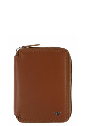 Portefeuille carré en cuir marron avec fermeture éclair et petit logo métallique en bas à droite sur fond blanc.