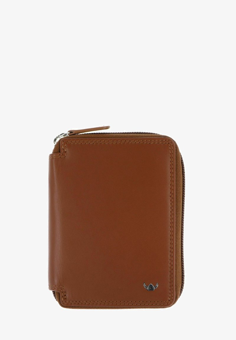 Portefeuille carré en cuir marron avec fermeture éclair et petit logo métallique en bas à droite sur fond blanc.