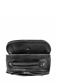 Czarna skórzana torba o fakturowanej powierzchni, z suwakiem i wewnętrznym paskiem organizacyjnym. Otwarta torba ujawnia materiałowe wykończenie.