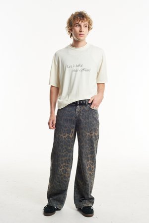 GNARLY LEOPARD SKATE UNISEX - Relaxed fit -farkut - brown