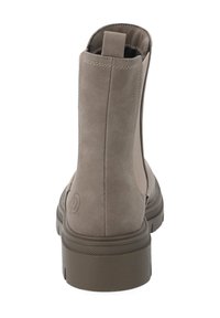 Botín de ante beige hasta el tobillo con un diseño elegante, paneles laterales elásticos y suela de goma texturizada. Presenta una punta redondeada y una marca minimalista.