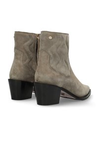 Botas de tobillo de ante gris con una textura ondulada, cierre de cremallera y un tacón bloque negro. Presenta un logo decorativo en el lado exterior.