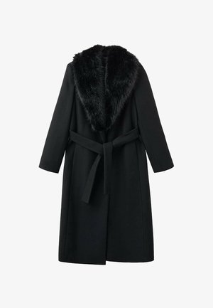Czarny płaszcz z kołnierzem z futerka syntetycznego, długimi rękawami i paskiem do wiązania. Zaprojektowany z prostą sylwetką i gładką fakturą.