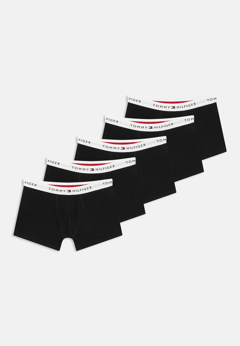 Σετ με πέντε μαύρα ανδρικά εσώρουχα boxer με λευκή μέση που φέρει το λογότυπο Tommy Hilfiger και σημαία σε κόκκινο, λευκό και μπλε.