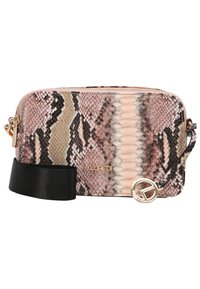 Clutch con estampado de piel de serpiente en rosa, beig y negro. Presenta herrajes dorados, un cierre de cremallera y una correa negra desmontable. Logotipo de la marca visible.