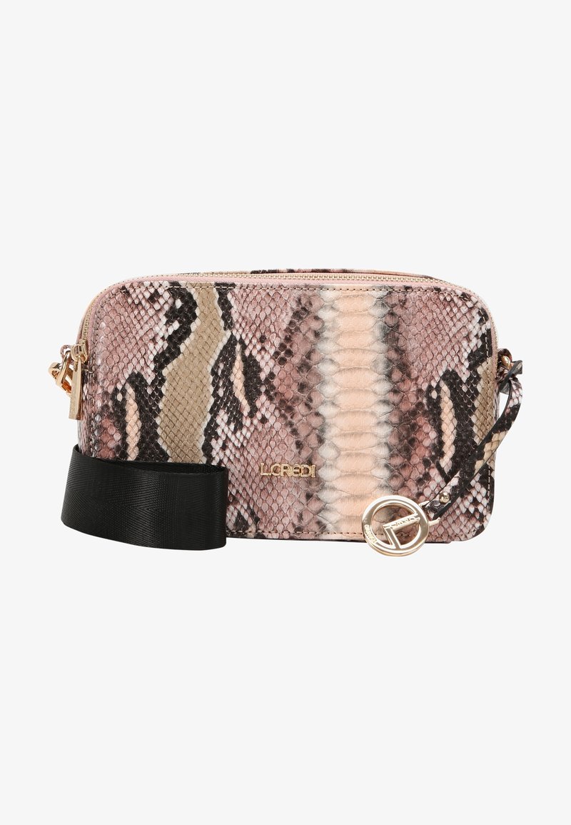 Clutch con estampado de piel de serpiente en rosa, beig y negro. Presenta herrajes dorados, un cierre de cremallera y una correa negra desmontable. Logotipo de la marca visible.