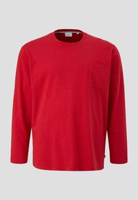 Langärmliges rotes T-Shirt aus weicher Baumwolle mit Rundhals und einer Brusttasche, das eine glatte Textur und eine lockere Passform bietet.