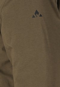 Olivgröna tygshorts med en slät yta, med en mörk logotypgrafik nära sömmen på sidan för varumärkesprofil.