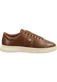 Braune Leder Sneakers mit runder Zehenpartie, tonal passenden Schnürsenkeln, beiger Gummisohle und goldfarbenem Logo-Detail an der Seite. Glatte Oberfläche mit dezenten Nähten.