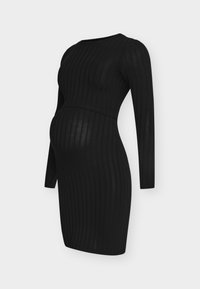 Μαύρο rib φόρεμα εγκυμοσύνης με μακριά μανίκια, με εφαρμοστή γραμμή και απαλή υφή, σχεδιασμένο να προσαρμόζεται στην αναπτυσσόμενη κοιλιά.