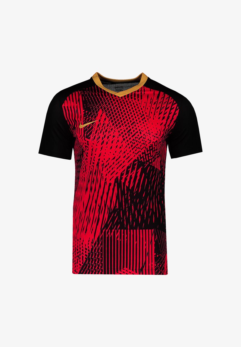 T-shirt de sport à manches courtes avec un motif géométrique rouge et noir audacieux. Accents dorés au niveau du col et un logo Nike en doré.