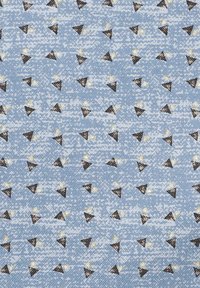 Jasnoniebieska tkanina o teksturowanym wykończeniu, z powtarzającym się wzorem małych czarnych trójkątów i złotymi akcentami.