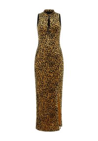 Sukienka maxi w panterkę, bez rękawów, z wysokim dekoltem i rozcięciem po boku. Wykonana z miękkiego materiału o gładkiej fakturze z czarnymi akcentami.
