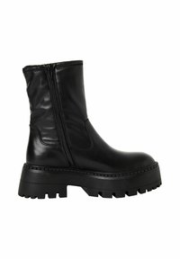 Černá kožená kotníková bota s robustní platformou, bočním zipem a texturovanými detaily na horním okraji.