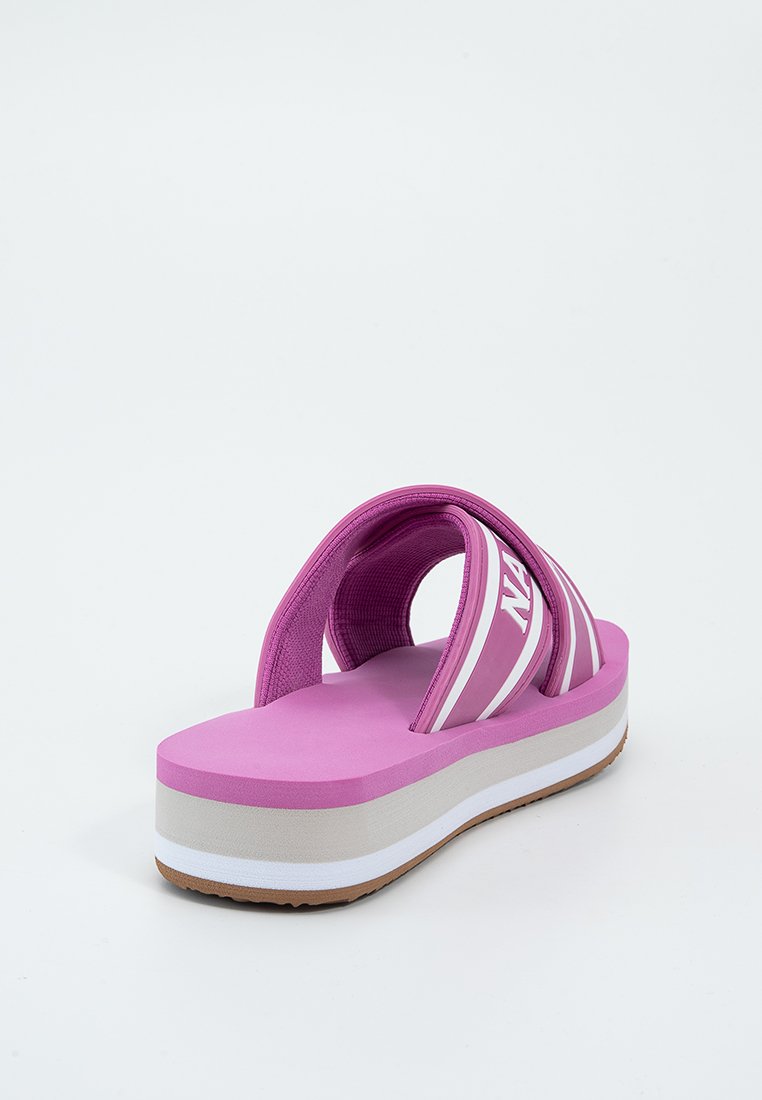 Różowe sandały na platformie z dwiema szerokimi paskami i teksturowaną podeszwą. Podeszwa ma białe i beżowe paski. Posiadają wyściełaną wkładkę.