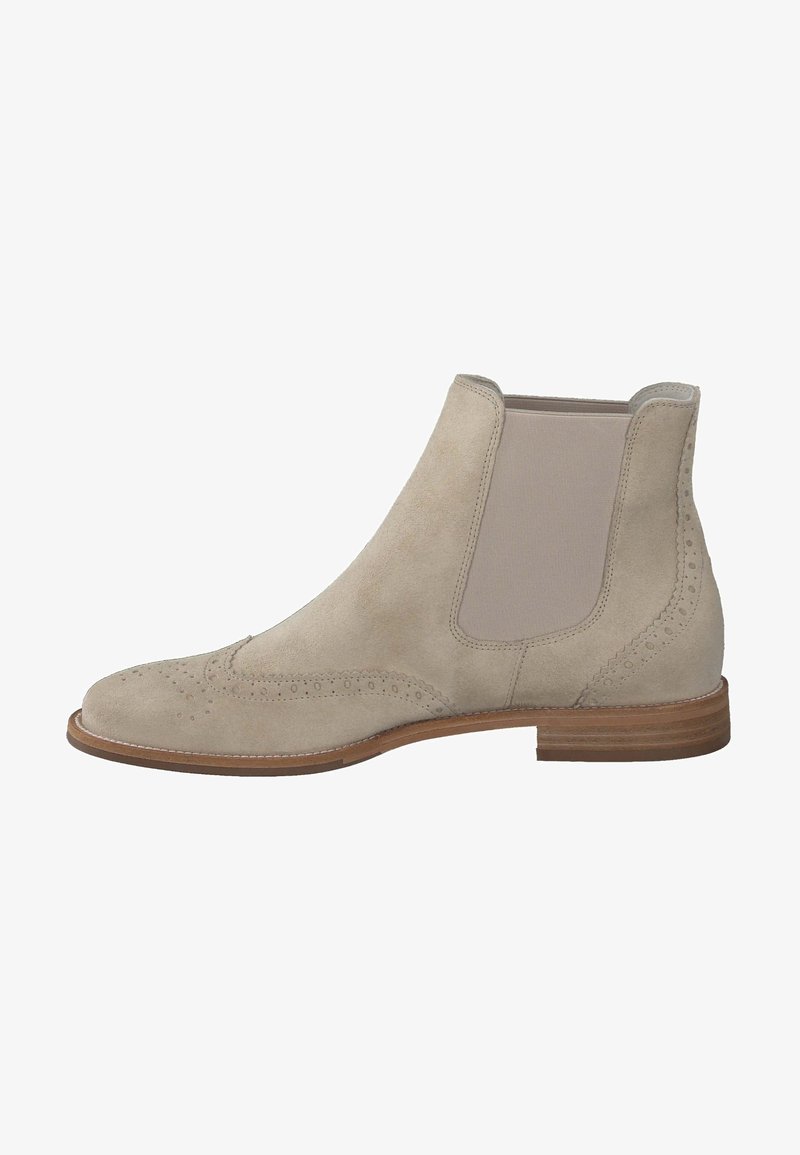 Bottine Chelsea en daim beige avec panneau latéral élastique, détails à bout fleuri et talon en bois empilé marron.