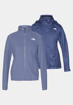 Kaks jope: helesinine fliisist tõmblukk-jopes, millel on kõrge krae, ja tumesinine veekindel jope koos kapuutsiga. Mõlemal on rinna peal logod.