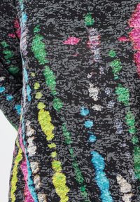 Tissu à motifs multicolores avec des accents vifs de bleu, vert, rose et jaune sur un fond noir avec une texture grise.