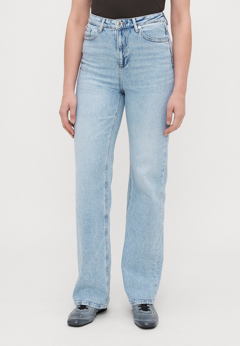 Lyseblå høyveide jeans med rett ben-design, laget av denim. Har klassisk fem-lommers stil og knapp-lukking foran.