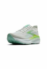 Chaussure de course équipée d'un upper en mesh blanc léger avec des accents verts, d'une semelle rembourrée et d'une semelle extérieure en caoutchouc texturé pour une meilleure adhérence.