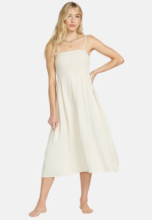 Weißes Baumwoll-Maxi-Kleid mit gerafftem Oberteil und dünnen Trägern, mit einem fließenden Rock, strukturierten Details und einer lässigen Silhouette.
