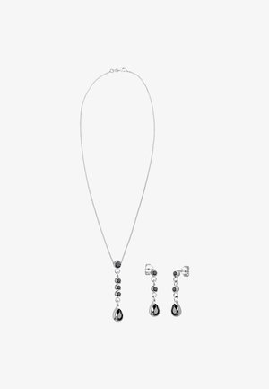Sølv smykkesæt bestående af en vedhæng halskæde med dråbe-design og matchende øreringe, udsmykket med sorte ædelsten.