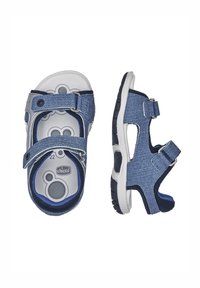 Sandali in stile denim blu con cinturini in Velcro regolabili, suole interne imbottite, suole esterne bianche e pannelli laterali in rete traspirante.