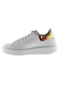 Witte lage sneakers met witte veters, geperforeerd zijontwerp en iriserende oranje hieltab detail.