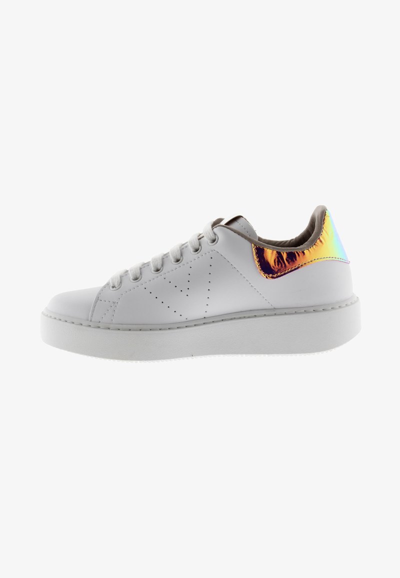 Witte lage sneakers met witte veters, geperforeerd zijontwerp en iriserende oranje hieltab detail.