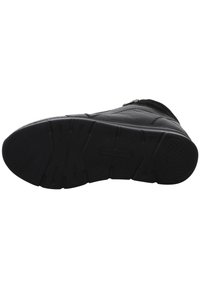 Zwarte enkellaars met een textuurleder bovenwerk, gevoerde kraag en rubberen zool met een profielpatroon voor grip.