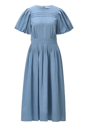 Rochie midi bleu deschis cu mâneci scurte bufante, fustă plisată, talie strânsă și pliuri orizontale pe corset și pe talie.