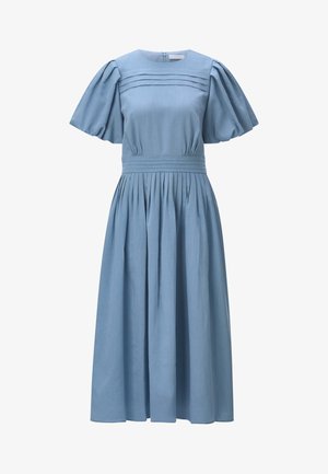 Világoskék midi ruha puffos rövid ujjakkal, pliszírozott szoknyával, testhezálló derékkal, és vízszintes redőkkel a felsőrészen és az övrészen.
