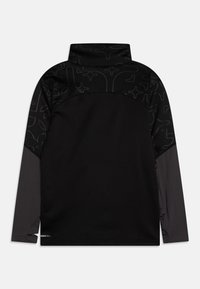 Schwarzer Pullover mit langen Ärmeln und hohem Kragen, der ein strukturiertes dunkles Muster im oberen Rückenbereich und darunter einfarbige schwarze Partien aufweist.